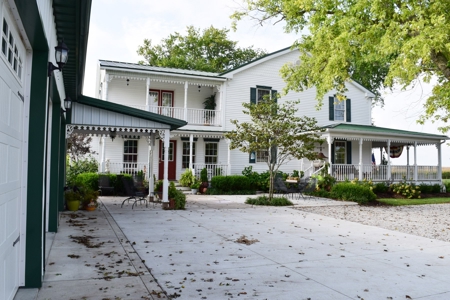 Carlinville County Home Estate For Sale with Acreage - image 41
