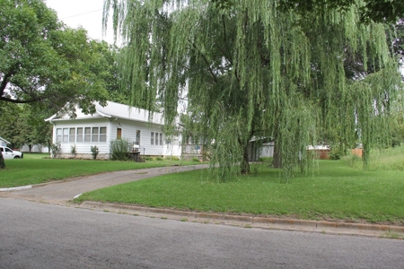 Charming 1 1/2 Sty 3 Bd. Home at Auction in Yates Center, KS - image 21