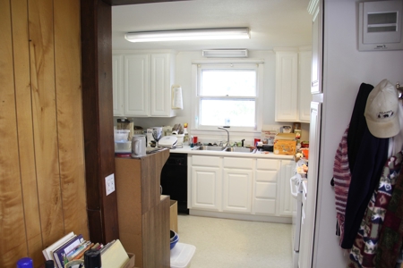 Charming 1 1/2 Sty 3 Bd. Home at Auction in Yates Center, KS - image 9