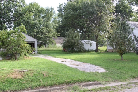 Charming 1 1/2 Sty 3 Bd. Home at Auction in Yates Center, KS - image 24