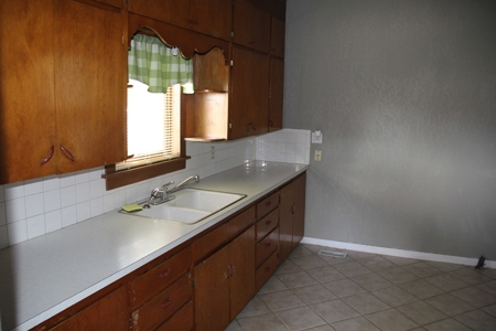 Nice 4 Bedroom Home at Absolute Auction in Emporia, Kansas - image 3