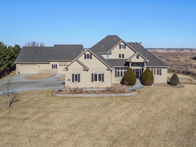 4 Bedroom Home for Sale in Southwind Country Club Estates - image 2