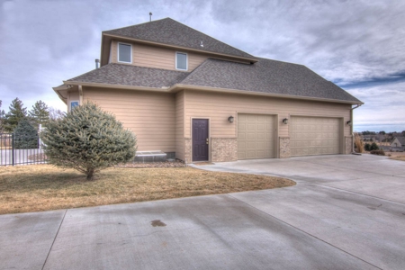 4 Bedroom Home for Sale in Southwind Country Club Estates - image 5