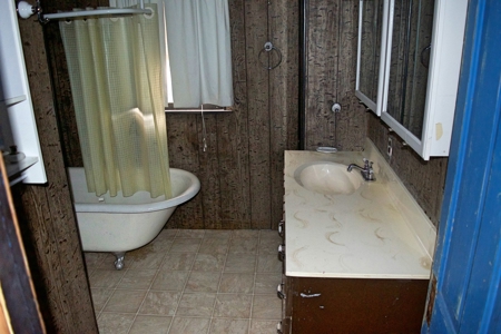 Home Sells At Auction - image 10