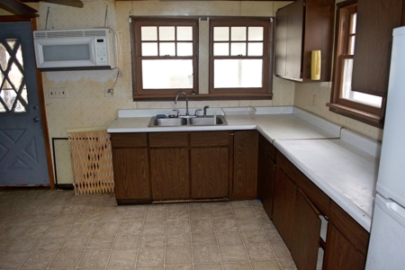 Home Sells At Auction - image 5