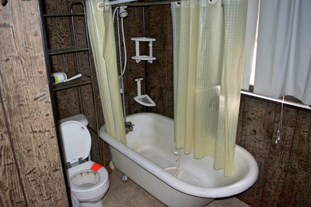 Home Sells At Auction - image 11