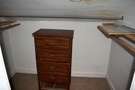 Home Sells At Auction - image 17