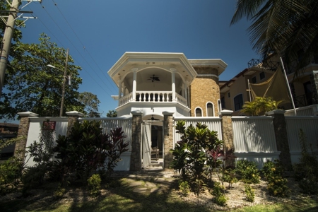 Auction!! Beautiful Beachfront Luxury Home On Jaco Beach - image 1