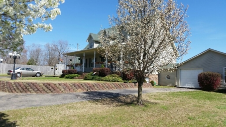 Beautiful spacious country home in small town Tennessee! - image 2