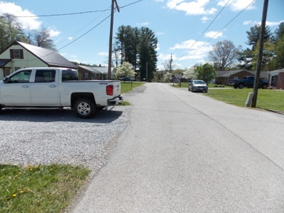 Home in Town of Floyd for Sale and Personal Property Auction - image 4