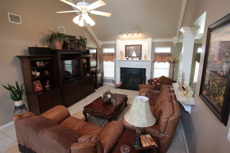 Beautiful Family Home With 2 Acres!! - image 6