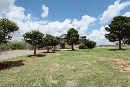 Beautiful Family Home With 2 Acres!! - image 30