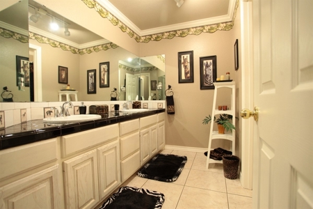 Beautiful Family Home With 2 Acres!! - image 17