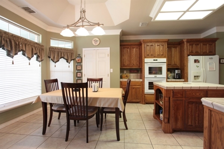 Beautiful Family Home With 2 Acres!! - image 9