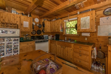 North Maine Woods Log Cabin Retreat - image 11