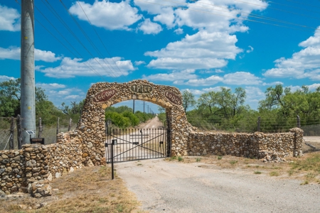 South Texas Hunting Ranch located in Zavala & Uvalde County - image 4