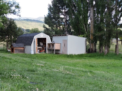 Private Modern home with a view in Oregon - image 17