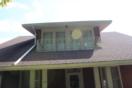 Beautiful 1.5 Story Main Street House near Downtown For Sale - image 4