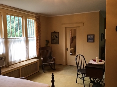 Beautiful 1.5 Story Main Street House near Downtown For Sale - image 16