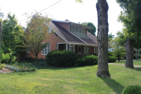 Beautiful 1.5 Story Main Street House near Downtown For Sale - image 2