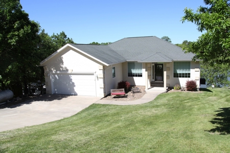 Incredible waterfront home for sale on Lake Thunderhead - image 1