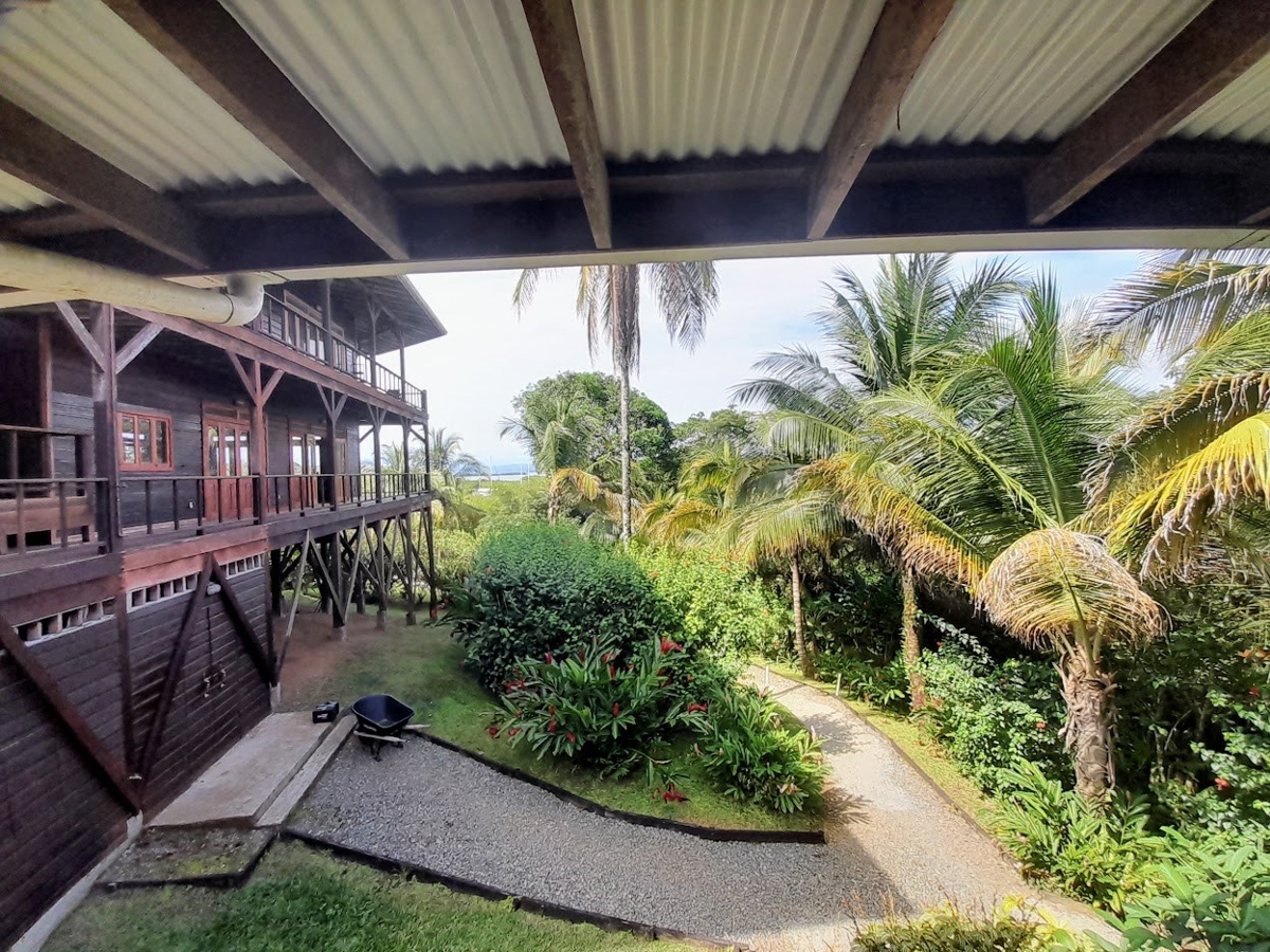 Waterfront Home, Dock + Community Pool — Discovery Bay, Isla Solarte - 4