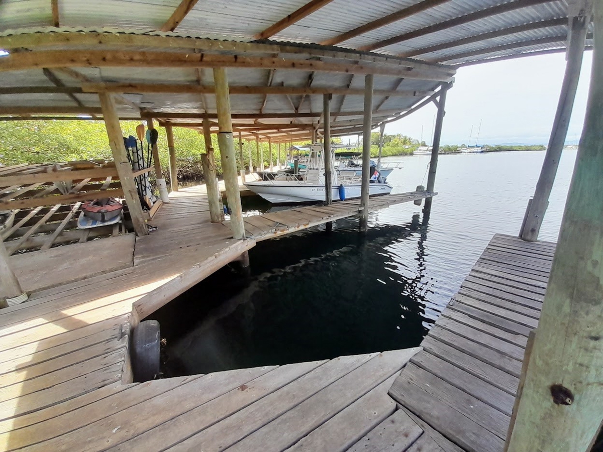 Waterfront Home, Dock + Community Pool — Discovery Bay, Isla Solarte - 26