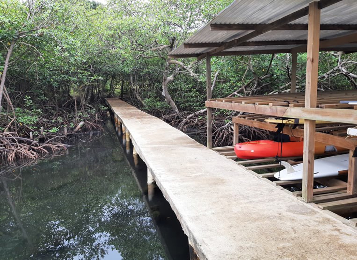 Waterfront Home, Dock + Community Pool — Discovery Bay, Isla Solarte - 5