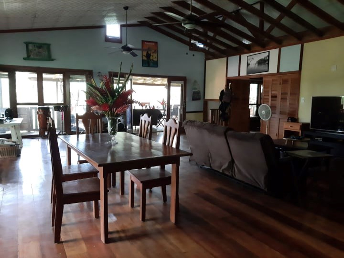 Waterfront Home, Dock + Community Pool — Discovery Bay, Isla Solarte - 10