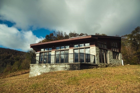 Floyd VA Home for Sale - Amazing Blue Ridge Parkway Views! - image 5