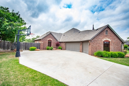 Luxury Home In Elk City With Swim Spa & Upstairs Bonus Room - image 43